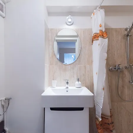 Brezoianu Street Studio Apartment